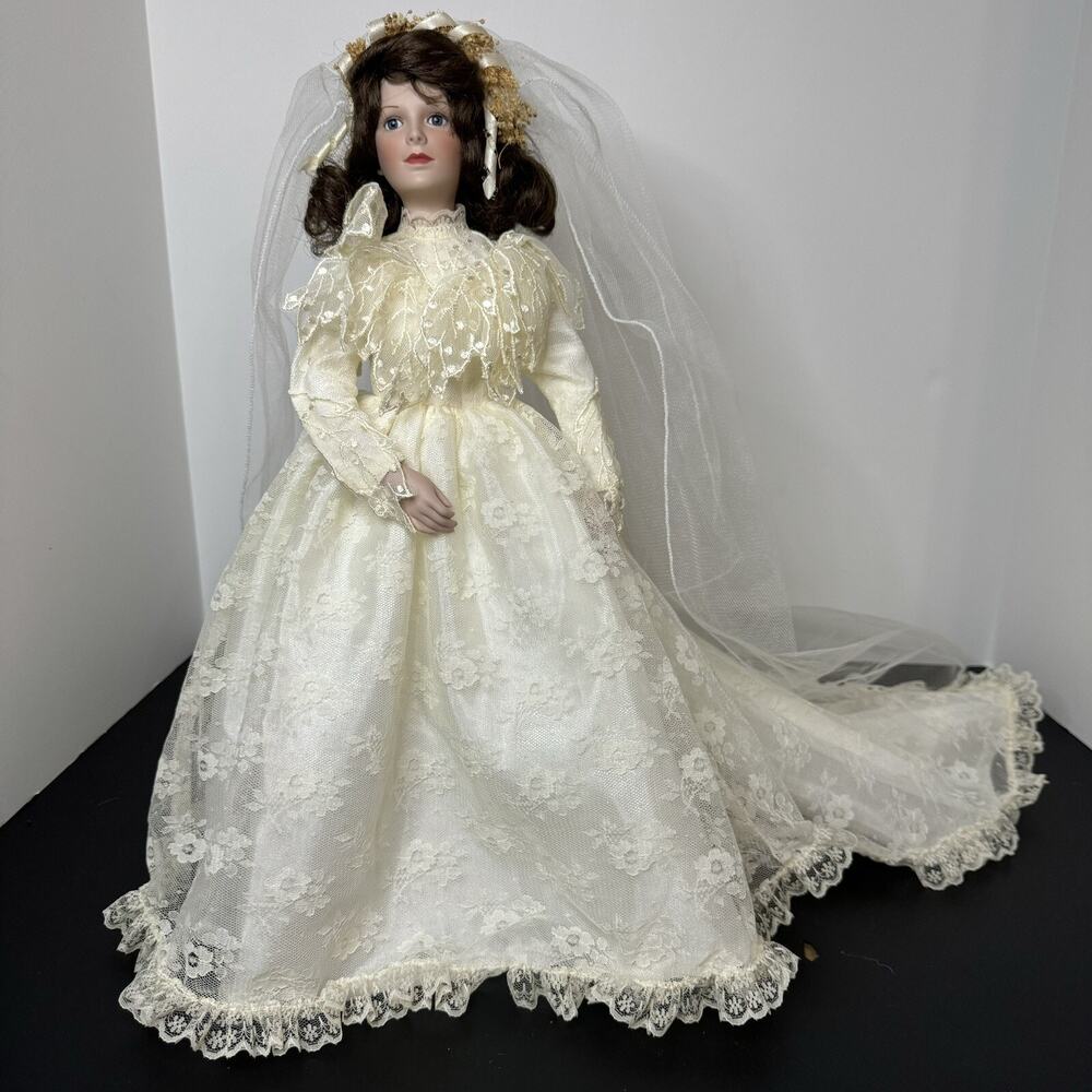 1992 Ashton Drake Galleries Bridal Doll Long Train‎ and Veil Grandma's Dress Vtg